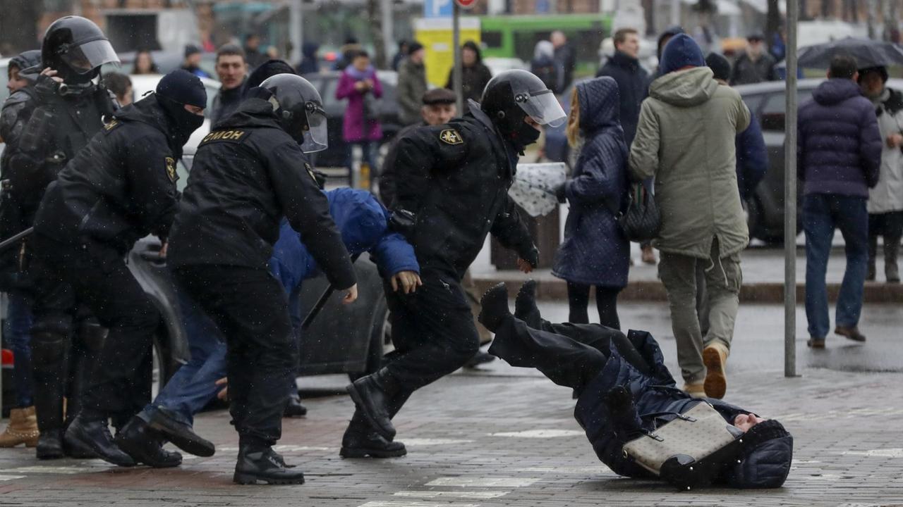 Polizisten stoßen am 25.03.2017 in Minsk (Weißrussland) auf einer Demonstration eine Teilnehmerin um. Polizisten stoßen am 25.03.2017 in Minsk (Weißrussland) auf einer Demonstration eine Teilnehmerin um.