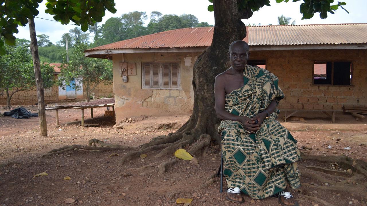 Owusu Achampong, Oberhaupt des ghanaischen Dorfes Bonsaado