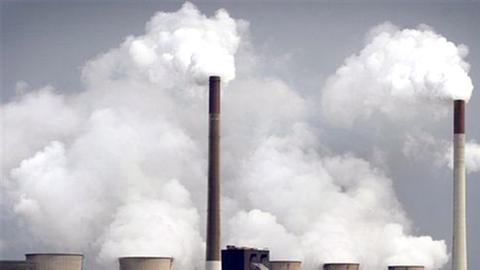 Rauch und Wasserdampf steigt über dem Kohlekraftwerk Scholven der E.ON Kraftwerke GmbH in Gelsenkirchen auf.