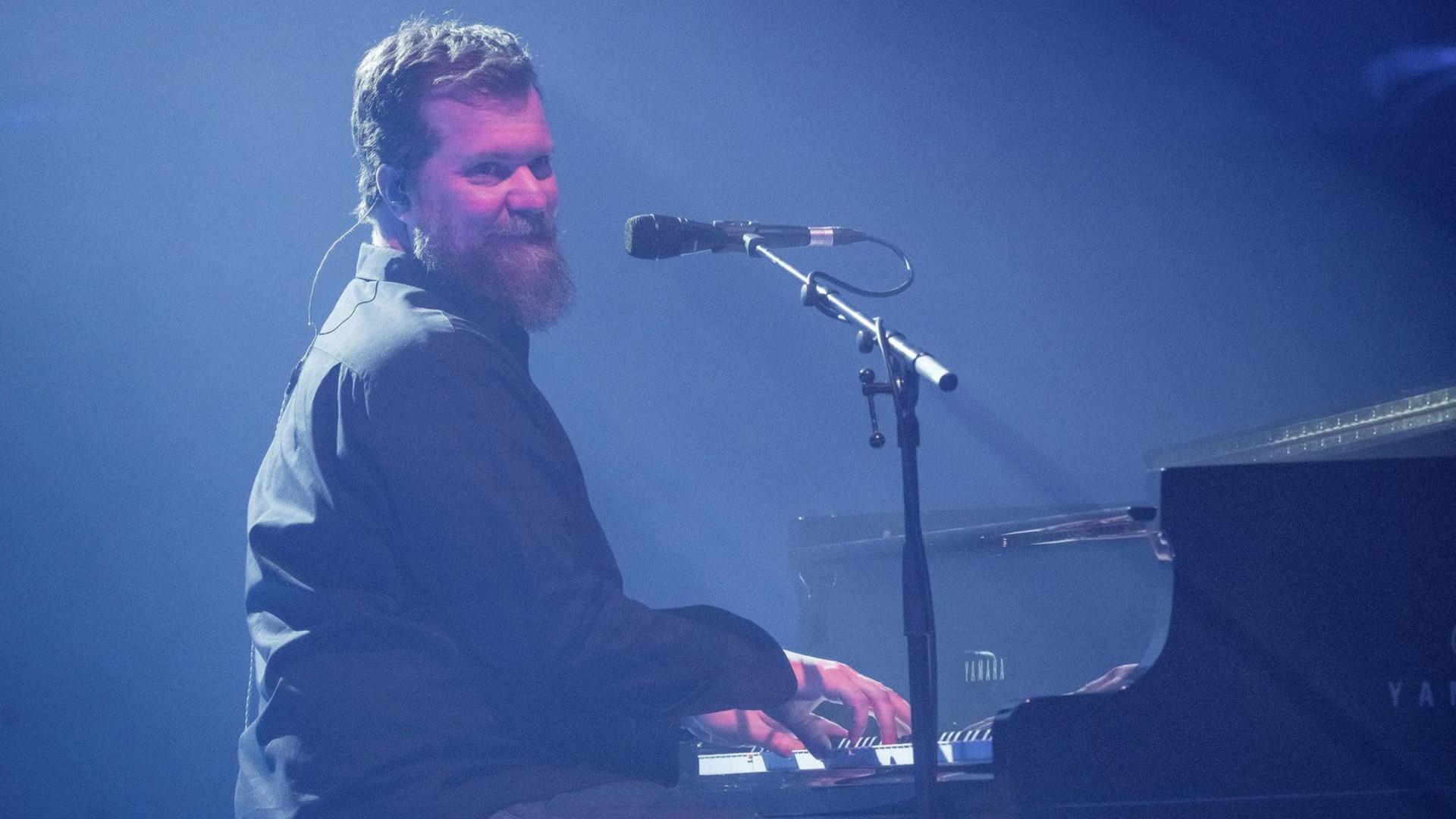 John Grant sitzt bei einem Auftritt am Klavier. John Grant sitzt bei einem Auftritt am Klavier.