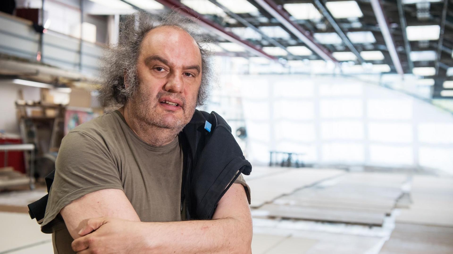 Matthias Lilienthal steht im Malsaal der Münchner Kammerspiele. Matthias Lilienthal steht im Malsaal der Münchner Kammerspiele.