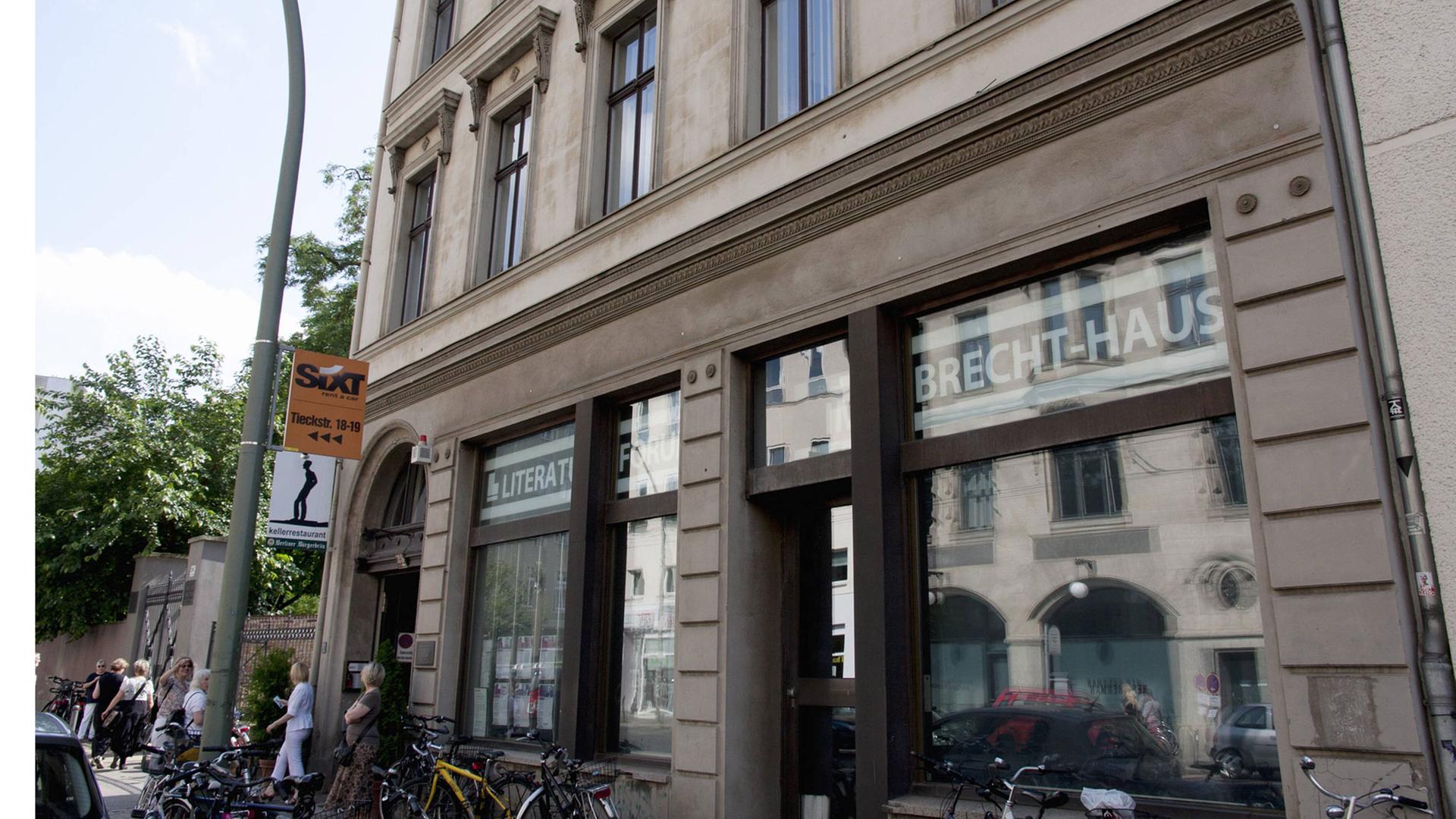 Außenansicht des Brecht-Hauses in Berlin-Mitte. Hier wohnte der Schriftsteller und Dramatiker Bertolt Brecht von 1953 bis seinem Tod 1956.