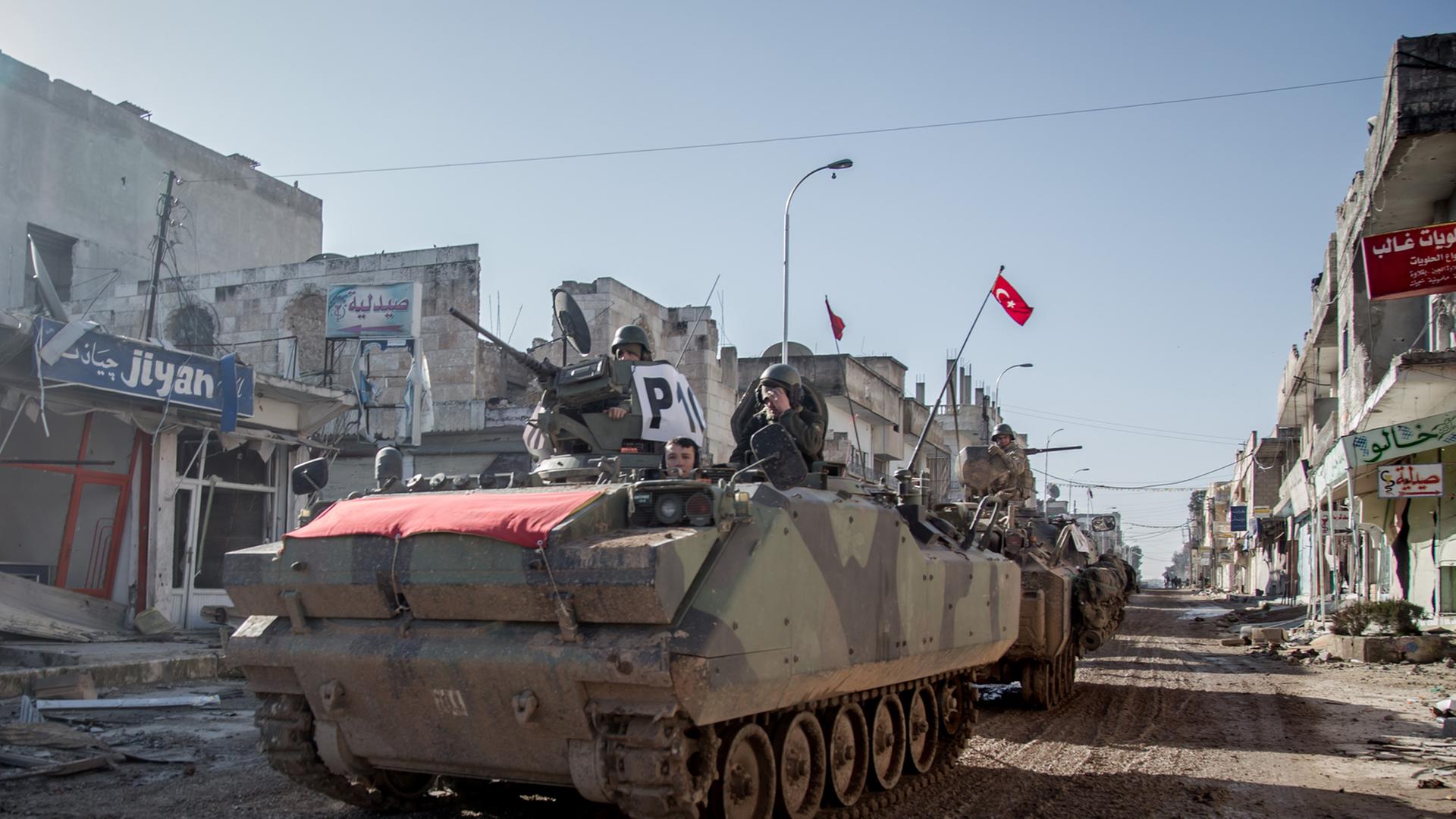 Türkische Armeefahrzeuge in einer Straße der syrischen Stadt Kobane am 22. Februar 2015. Türkische Armeefahrzeuge in einer Straße der syrischen Stadt Kobane am 22. Februar 2015.