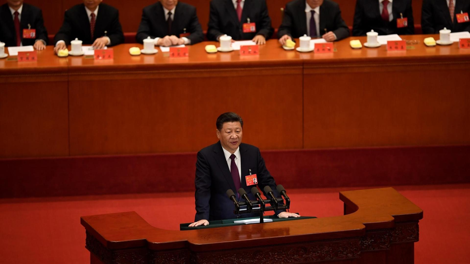 Staats- und Parteichef Xi Jinping spricht zu den etwa 2.300 Delegierten auf dem Parteikongress in Peking Staats- und Parteichef Xi Jinping spricht zu den etwa 2.300 Delegierten auf dem Parteikongress in Peking