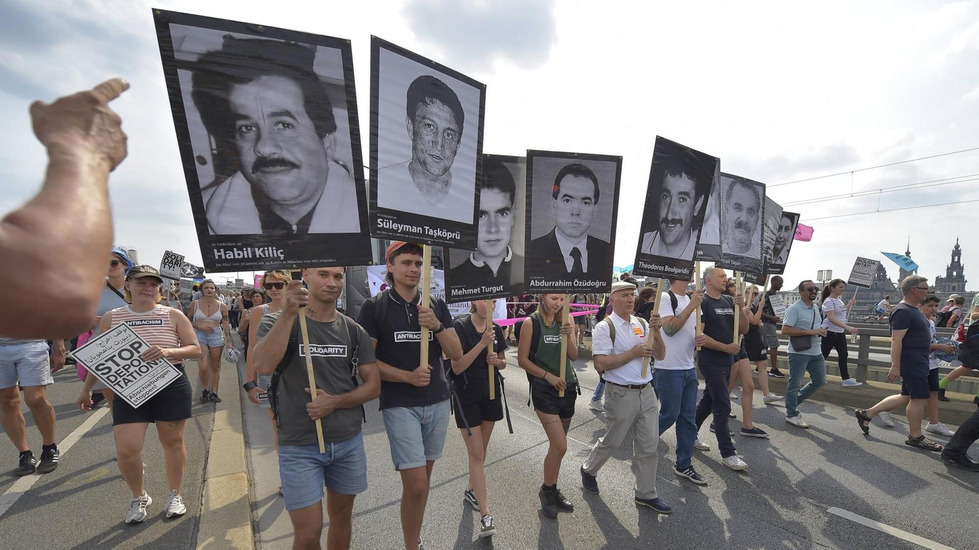 Demonstration für Vielfalt und gegen Gewalt und Fremdenhass von dem Bündnis unteilbar im August 2019 in Dresden. Dabei wurde auch an die Opfer des NSU erinnert. Demonstration für Vielfalt und gegen Gewalt und Fremdenhass von dem Bündnis unteilbar im August 2019 in Dresden. Dabei wurde auch an die Opfer des NSU erinnert.