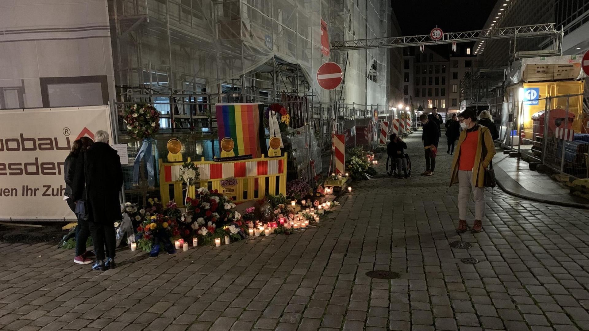 An der Straßenecke an der Schlossstraße, mitten in der Dresdener Innenstadt zwischen Kulturpalast und Residenzschloss, wo ein schwules Paar angegriffen und einer der beiden Männer getötet wurde, erinnern Blumenkränze und Kerzen an die Opfer. Inzwischen hat jemand dort auch eine Regenbogenfahne befestigt. An der Straßenecke an der Schlossstraße, mitten in der Dresdener Innenstadt zwischen Kulturpalast und Residenzschloss, wo ein schwules Paar angegriffen und einer der beiden Männer getötet wurde, erinnern Blumenkränze und Kerzen an die Opfer. Inzwischen hat jemand dort auch eine Regenbogenfahne befestigt.