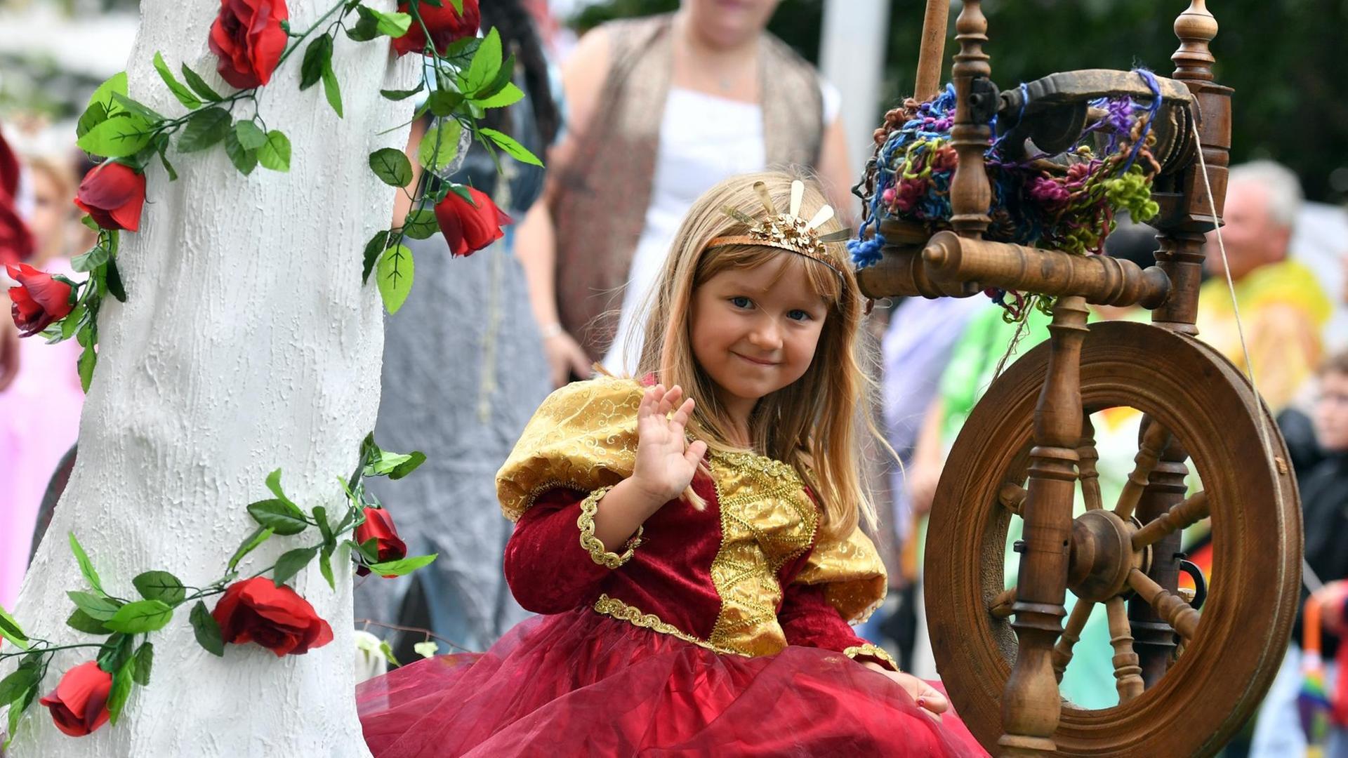 Als Dornröschen beteiligt sich Vivien am 04.09.2016 am großen Festumzug zum 25. Tag der Sachsen in Limbach-Oberfrohna (Sachsen). Traditionell gilt der Umzug als Höhepunkt des Festwochenendes. In diesem Jahr präsentieren sich rund 3700 Mitwirkende den Zuschauern am Straßenrand. Foto: Hendrik Schmidt/dpa | Als Dornröschen beteiligt sich Vivien am 04.09.2016 am großen Festumzug zum 25. Tag der Sachsen in Limbach-Oberfrohna (Sachsen). Traditionell gilt der Umzug als Höhepunkt des Festwochenendes. In diesem Jahr präsentieren sich rund 3700 Mitwirkende den Zuschauern am Straßenrand. Foto: Hendrik Schmidt/dpa |