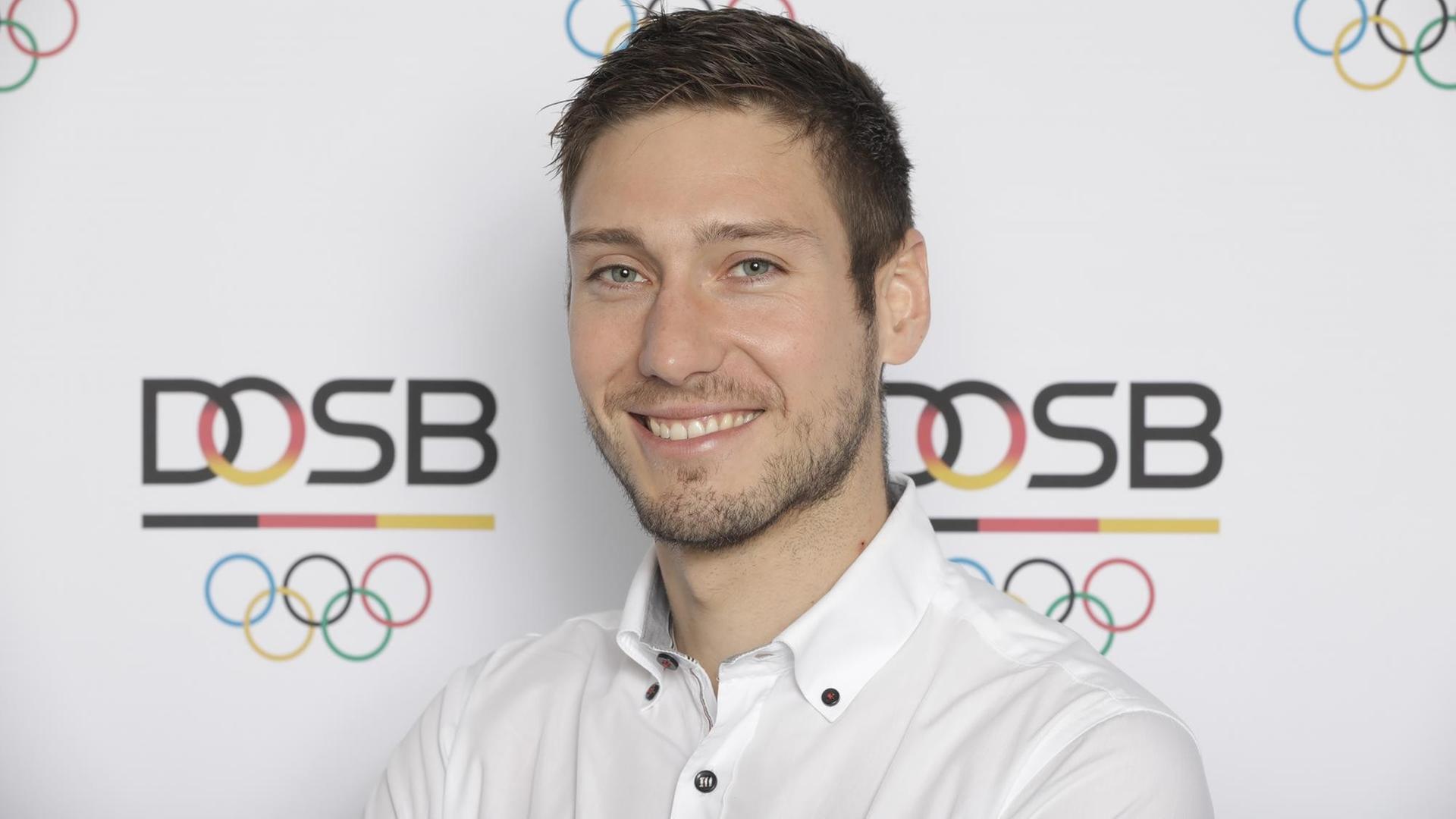 Max Hartung aufgenommen am 25.09.2017 in Berlin vor dem Logo des Deutschen Olympischen Sportbundes. Max Hartung aufgenommen am 25.09.2017 in Berlin vor dem Logo des Deutschen Olympischen Sportbundes.