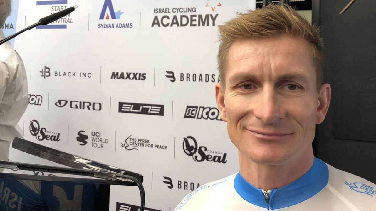 Der deutsche Radprofi André Greipel bei der Präsentation seines Teams "Israel Start-up Nation". Der deutsche Radprofi André Greipel bei der Präsentation seines Teams "Israel Start-up Nation".
