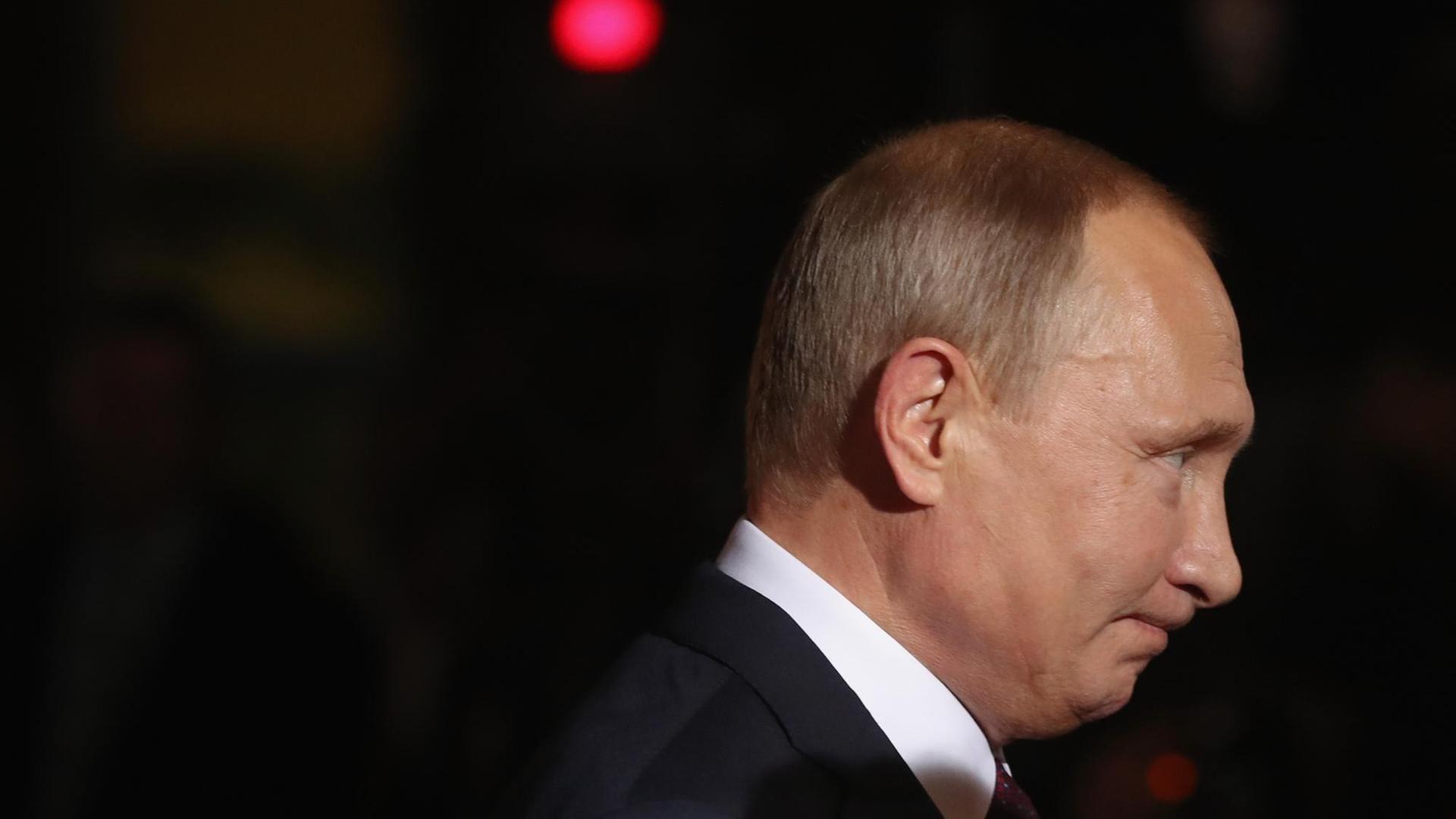 Seitenprofilbild von Vladimir Putin vor dunklem Hintergrund. Seitenprofilbild von Vladimir Putin vor dunklem Hintergrund.