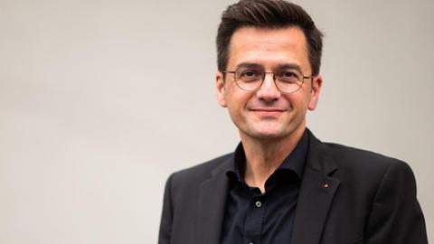 Thomas Kutschaty, SPD-Fraktionsvorsitzender im nordrhein-westfälischen Landtag, lächelt für ein Porträt