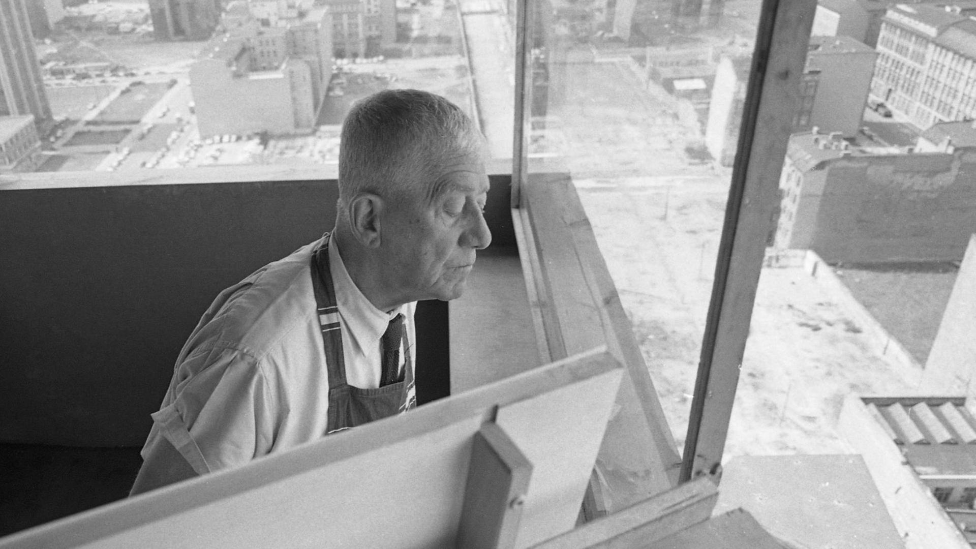 Oskar Kokoschka, Maler, Grafiker, Dichter, steht auf dem Dach des Axel Springer-Hauses in Berlin an der Leinwand und malt Oskar Kokoschka, Maler, Grafiker, Dichter, steht auf dem Dach des Axel Springer-Hauses in Berlin an der Leinwand und malt