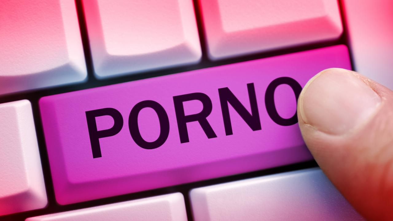 Finger auf Computertastatur mit einer Porno-Taste Finger auf Computertastatur mit einer Porno-Taste