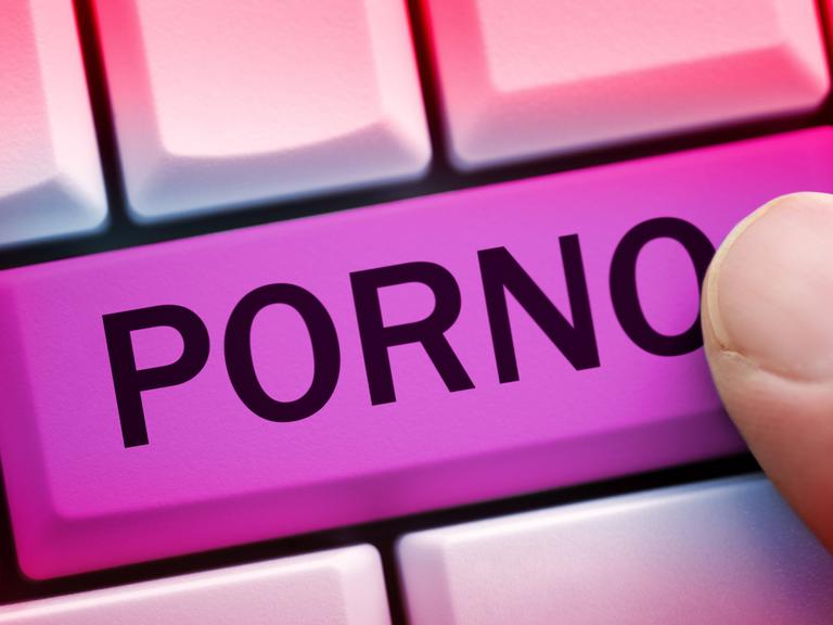Finger auf Computertastatur mit einer Porno-Taste