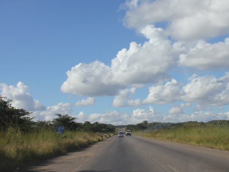 Eine Überlandstraße in Sambia. Eine Überlandstraße in Sambia.