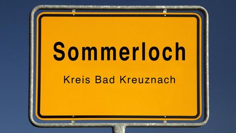 Ortschild des Ortes Sommerloch im Kreis Bad Kreuznach.