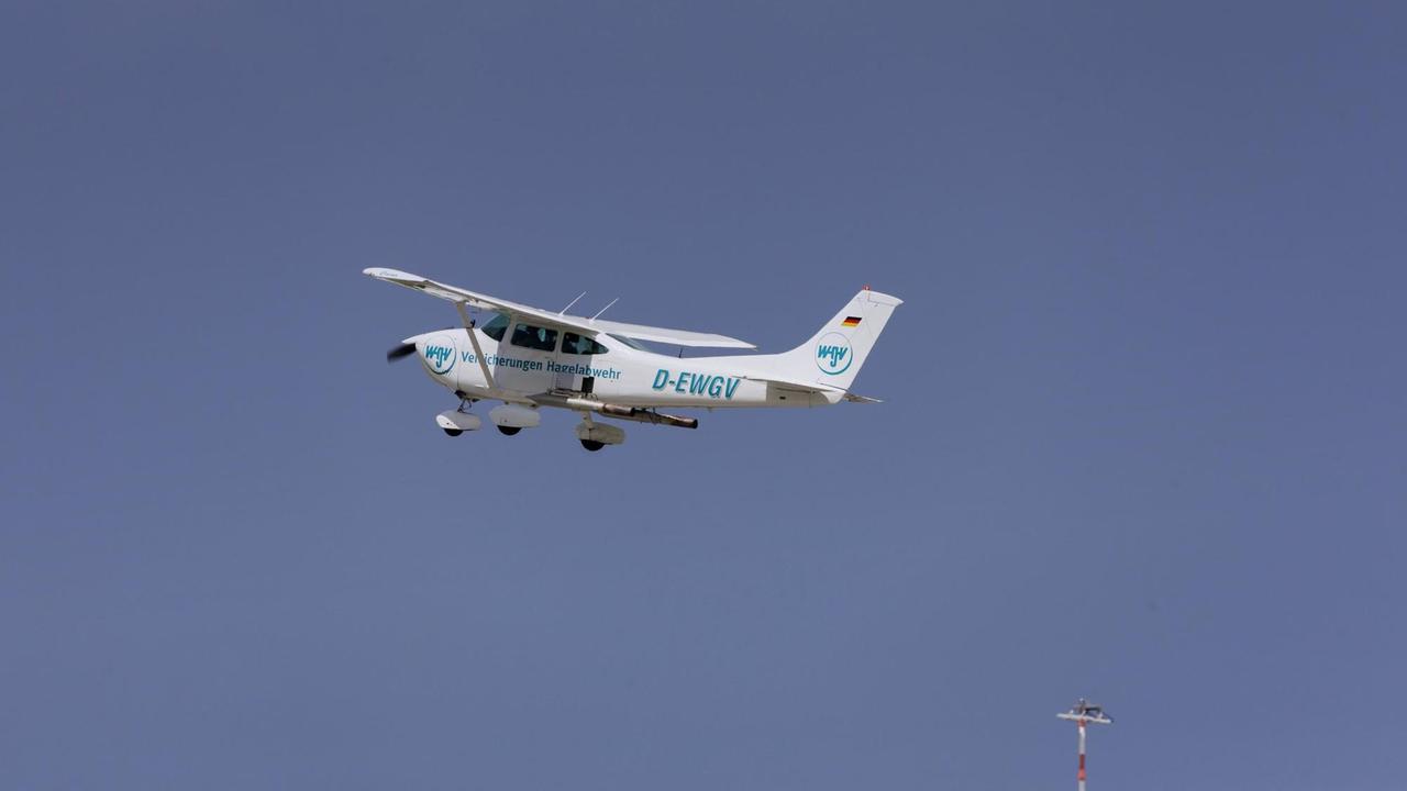 Startende Cessna am Flughafen Stuttgart. Die Maschine gehört der Versicherung WGV und wird zur Hagelabwehr eingesetzt. Rauchgas-Generatoren versprühen eine Silberjodid-Verbindung unterhalb von Gewitterwolken. Startende Cessna am Flughafen Stuttgart. Die Maschine gehört der Versicherung WGV und wird zur Hagelabwehr eingesetzt. Rauchgas-Generatoren versprühen eine Silberjodid-Verbindung unterhalb von Gewitterwolken.