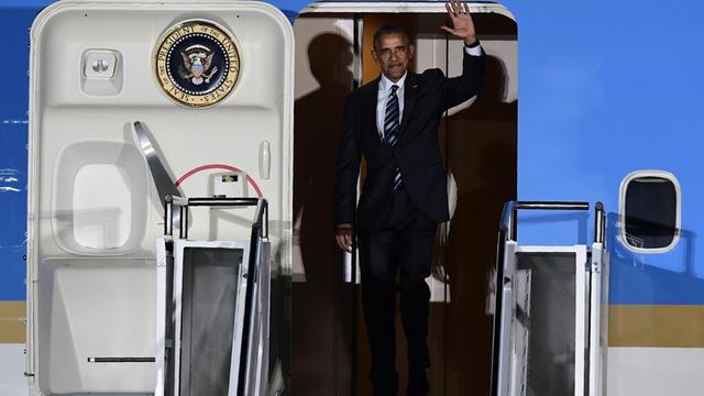 US-Präsident Barack Obama winkt beim Verlassen der Air Force One am 16. November 2016 auf dem Flughafen Berlin-Tegel.