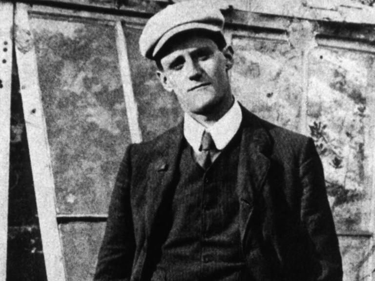 Portrait des irischen Schriftstellers James Joyce, aufgenommen 1904.
