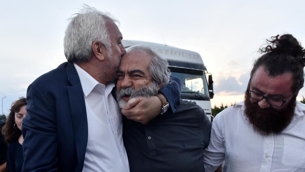Das Foto zeigt den türkischen Journalisten Mehmet Altan (Mitte) kurz nach seiner Freilassung.