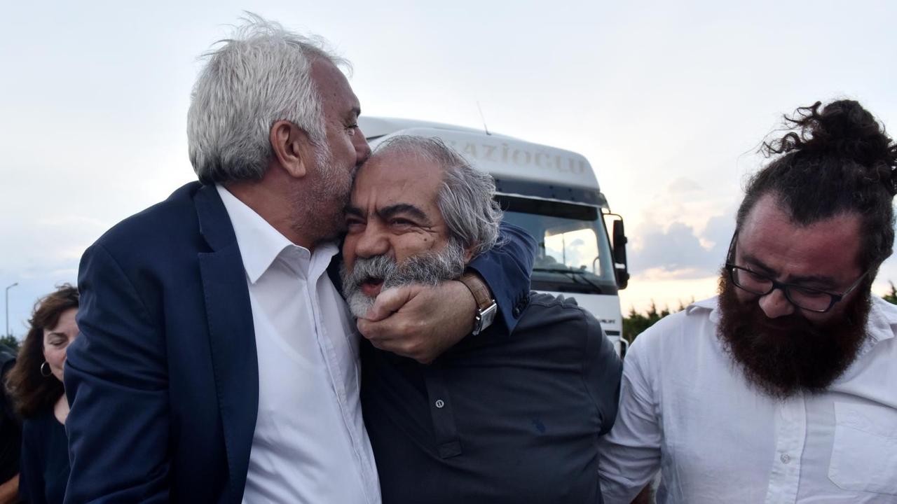 Das Foto zeigt den türkischen Journalisten Mehmet Altan (Mitte) kurz nach seiner Freilassung. Das Foto zeigt den türkischen Journalisten Mehmet Altan (Mitte) kurz nach seiner Freilassung.