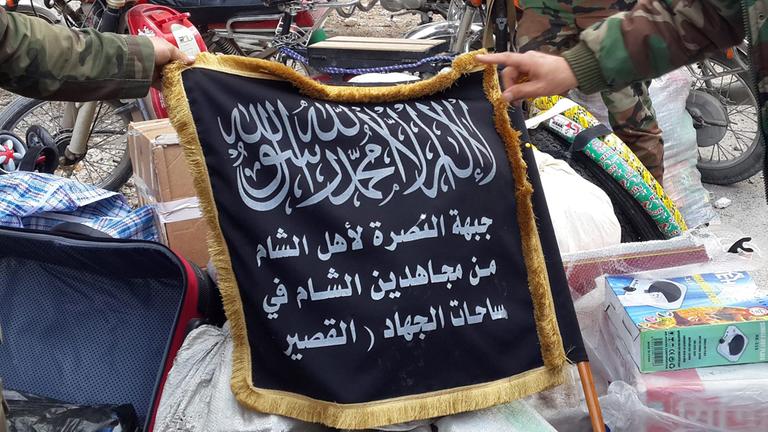 Die Flagge der Al-Nusra-Front, hier im syrischen Bürgerkrieg nahe Damaskus. Die Flagge der Al-Nusra-Front, hier im syrischen Bürgerkrieg nahe Damaskus.