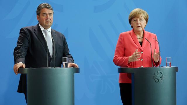 Bundeskanzlerin Angela Merkel spricht während einer gemeinsamen Pressekonferenz mit dem SPD-Parteivorsitzenden Sigmar Gabriel nach einem Sondertreffen der Partei- und Fraktionschefs zur Entwicklung in der griechischen Finanzkrise.