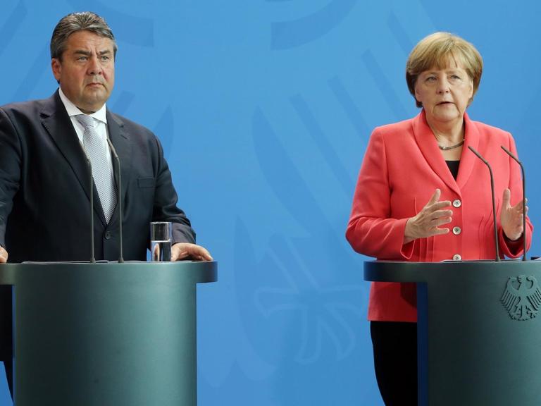 Bundeskanzlerin Angela Merkel spricht während einer gemeinsamen Pressekonferenz mit dem SPD-Parteivorsitzenden Sigmar Gabriel nach einem Sondertreffen der Partei- und Fraktionschefs zur Entwicklung in der griechischen Finanzkrise.