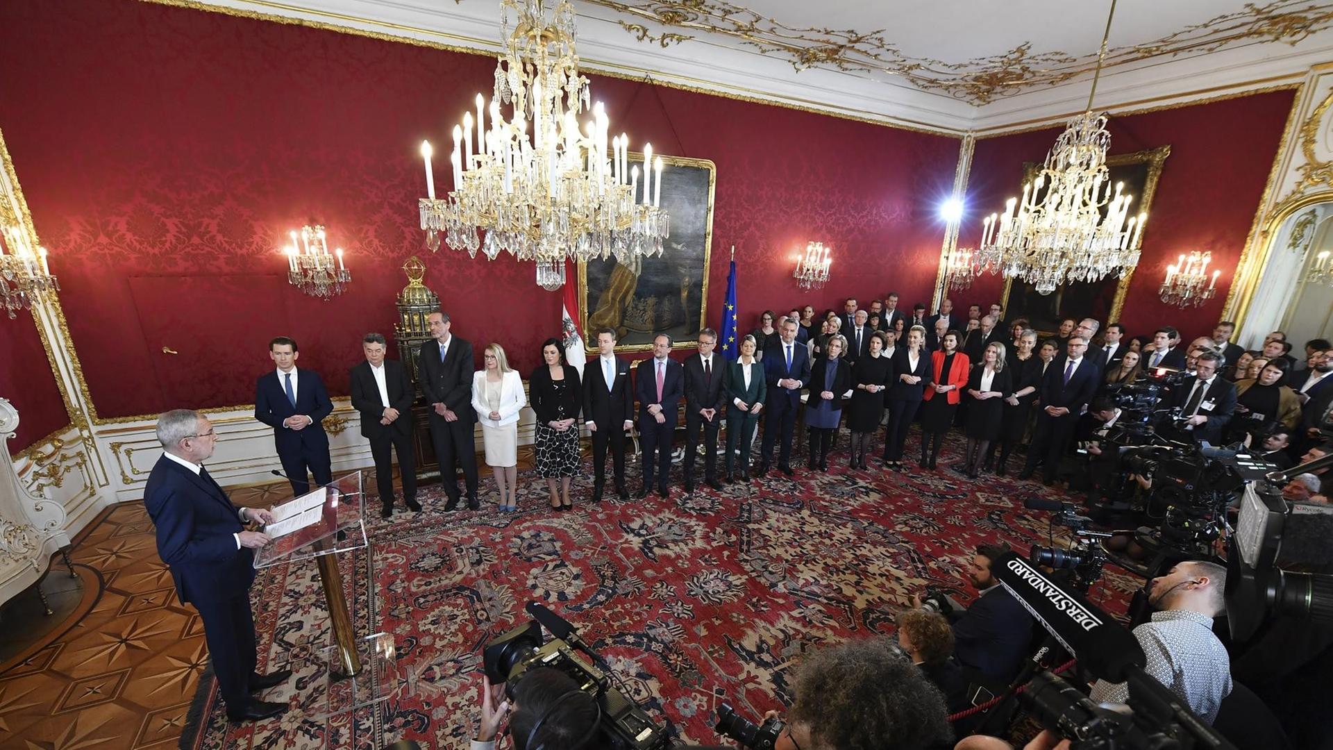 Der österreichische Bundespräsident vereidigt die neue Bundesregierung aus 15 Ministerinnen und Ministern in der Wiener Hofburg. Der österreichische Bundespräsident vereidigt die neue Bundesregierung aus 15 Ministerinnen und Ministern in der Wiener Hofburg.