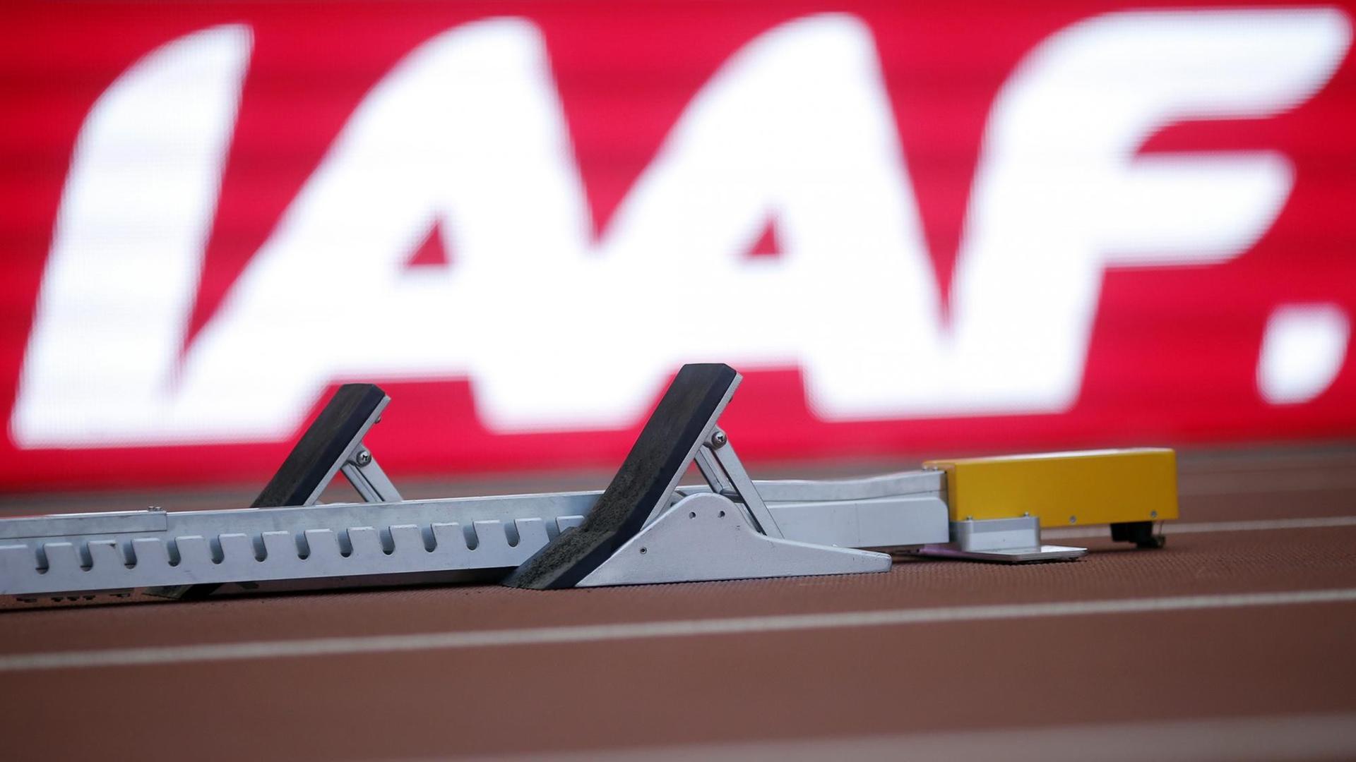 Im Vordergrund ist ein Startblock für einen Läufer zu sehen, im Hintergrund die Abkürzung IAAF. Im Vordergrund ist ein Startblock für einen Läufer zu sehen, im Hintergrund die Abkürzung IAAF.