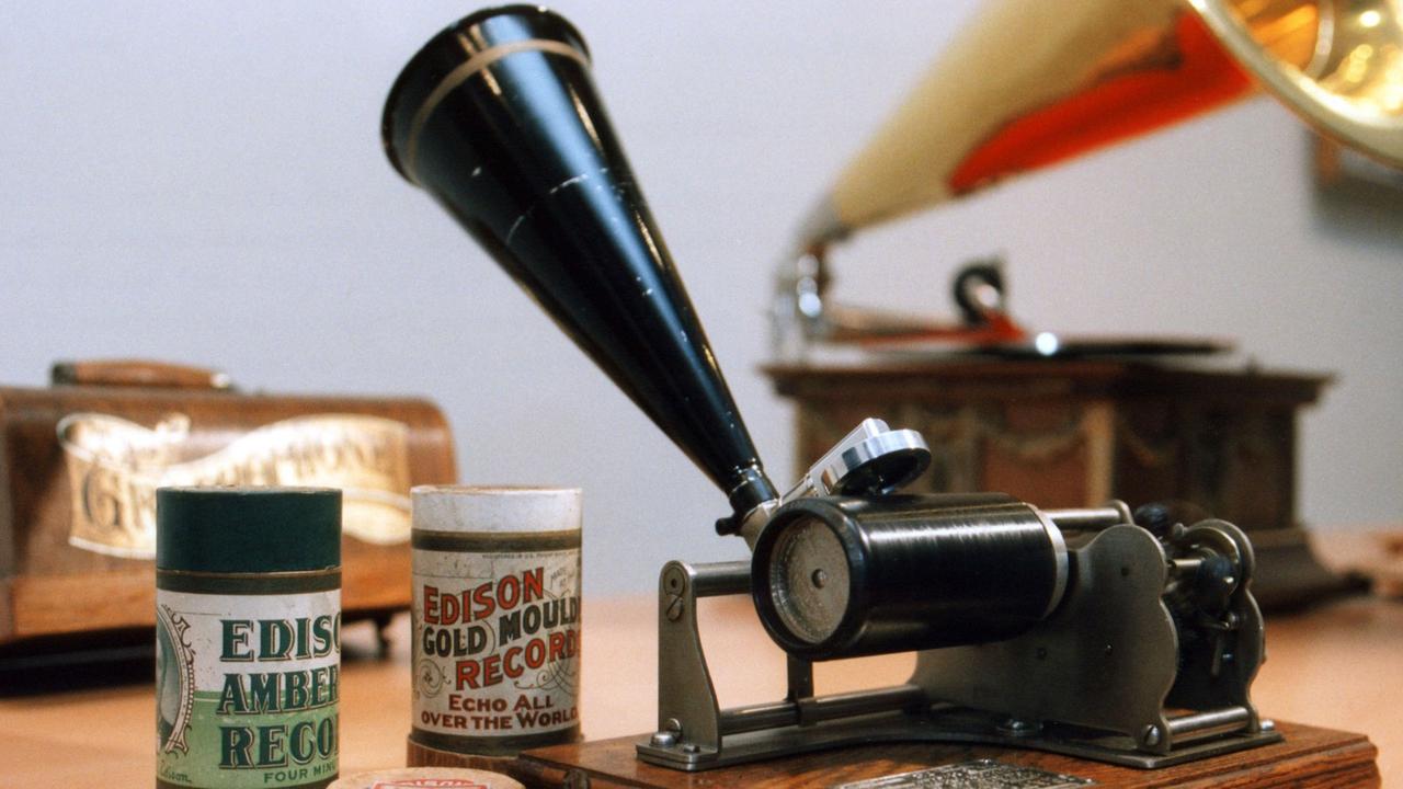 Ein historischer Phonograph, Vorläufer des Grammophons, aufgenommen im Juni 1998 in einer Ausstellung in Helsinki zur 120-jährigen Geschichte der Schallplatte.