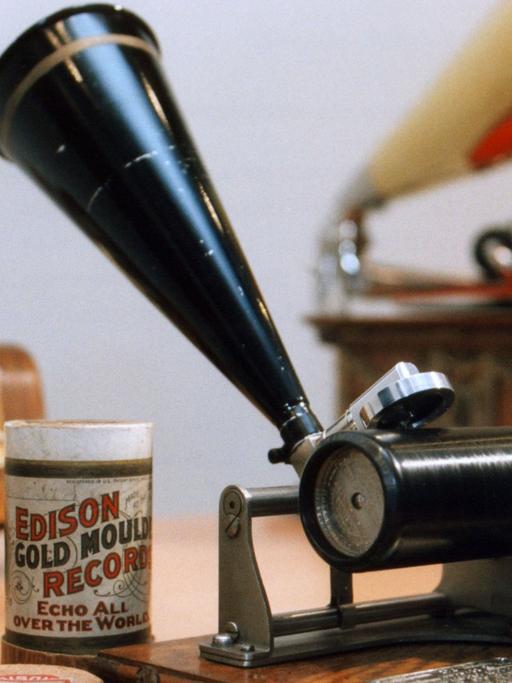 Ein historischer Phonograph, Vorläufer des Grammophons, aufgenommen im Juni 1998 in einer Ausstellung in Helsinki zur 120-jährigen Geschichte der Schallplatte.
