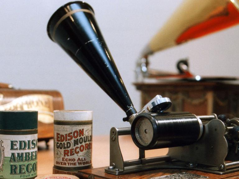 Ein historischer Phonograph, Vorläufer des Grammophons, aufgenommen im Juni 1998 in einer Ausstellung in Helsinki zur 120-jährigen Geschichte der Schallplatte.