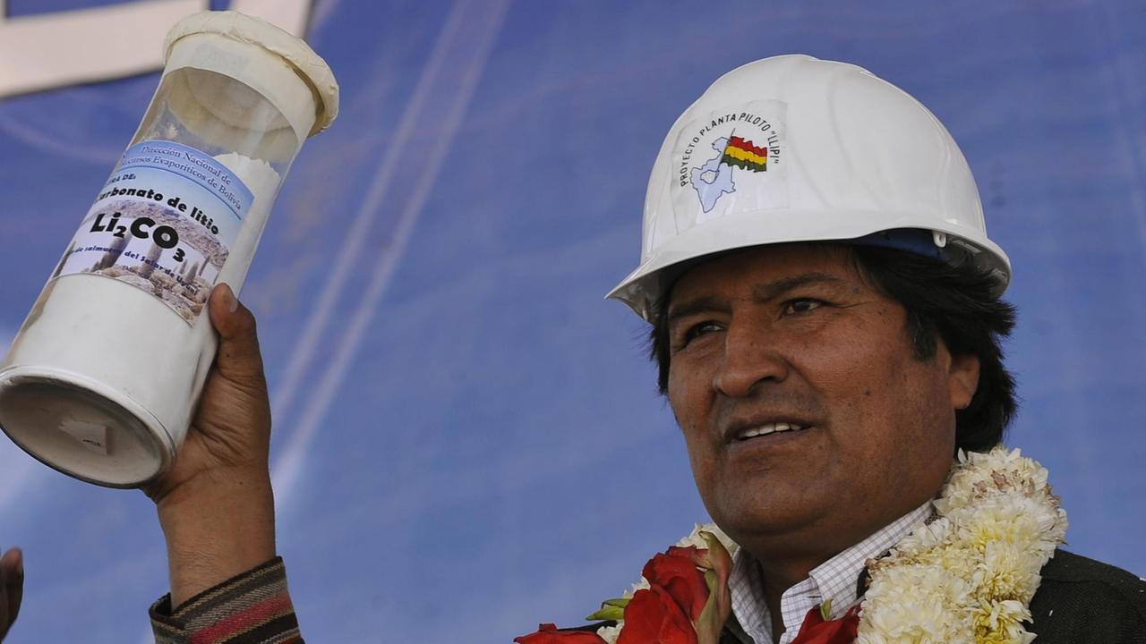 Präsident Evo Morales mit Bauhelm hält einen Behälter mit Lithium in den Händen. Präsident Evo Morales mit Bauhelm hält einen Behälter mit Lithium in den Händen.