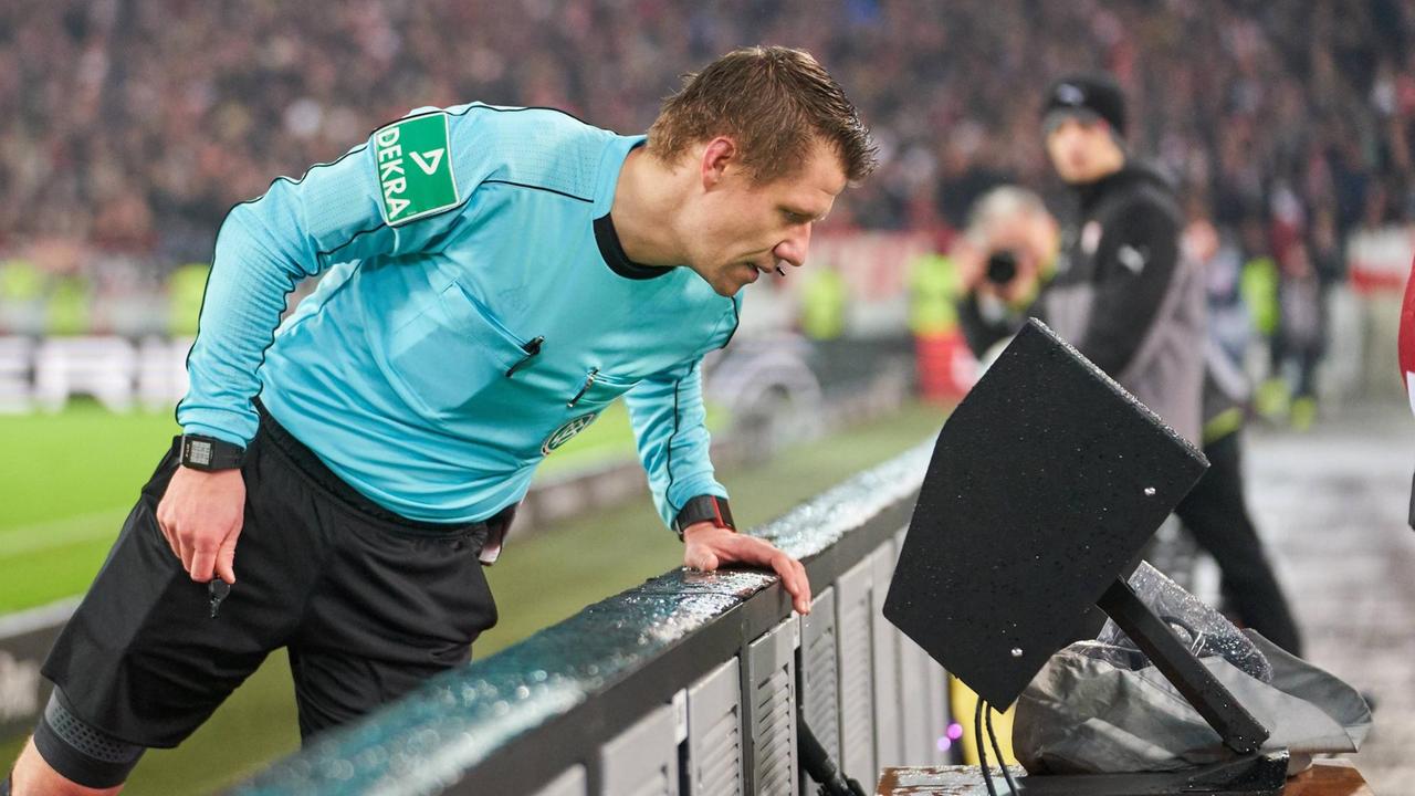 Hauptschiedsrichter Patrick ITTRICH mit Pfeife, Gestik, zeigt, Schiri, Schiedsrichter, Einzelaktion Videoassistent, Videoreferee, Videobeweis, Zeichen Hand ans Ohr, anrufen, Funk, fragen, Video, Anfrage, Videoschiri, Videoschiedsrichter, Zeichen Hand ans Ohr, anrufen, Funk, fragen, Monitor, Aufzeichnung ansehen, Wiederholung, VFB STUTTGART - FC BAYERN MUENCHEN 0-1 Fussball 1. Bundesliga , Stuttgart, am 16.12.2017, 17.Spieltag, Saison 2017/2018, 1.Liga, 1.Bundesliga, *** Main referee Patrick ITTRICH with whistle Gestures showing Referee Single action Video assistant Video referee Signs Hand to the ear Call radio Request video Video call video umpire Sign Call hand to ear Radio questions Monitor View replay VFB STUTTGART FC BAVARIA MUENCHEN 0 1 Soccer 1 Bundesliga Stuttgart on 16 12 2017 17 Gameday League Season 2017 2018 1 League 1 Bundesliga Hauptschiedsrichter Patrick ITTRICH mit Pfeife, Gestik, zeigt, Schiri, Schiedsrichter, Einzelaktion Videoassistent, Videoreferee, Videobeweis, Zeichen Hand ans Ohr, anrufen, Funk, fragen, Video, Anfrage, Videoschiri, Videoschiedsrichter, Zeichen Hand ans Ohr, anrufen, Funk, fragen, Monitor, Aufzeichnung ansehen, Wiederholung, VFB STUTTGART - FC BAYERN MUENCHEN 0-1 Fussball 1. Bundesliga , Stuttgart, am 16.12.2017, 17.Spieltag, Saison 2017/2018, 1.Liga, 1.Bundesliga, *** Main referee Patrick ITTRICH with whistle Gestures showing Referee Single action Video assistant Video referee Signs Hand to the ear Call radio Request video Video call video umpire Sign Call hand to ear Radio questions Monitor View replay VFB STUTTGART FC BAVARIA MUENCHEN 0 1 Soccer 1 Bundesliga Stuttgart on 16 12 2017 17 Gameday League Season 2017 2018 1 League 1 Bundesliga