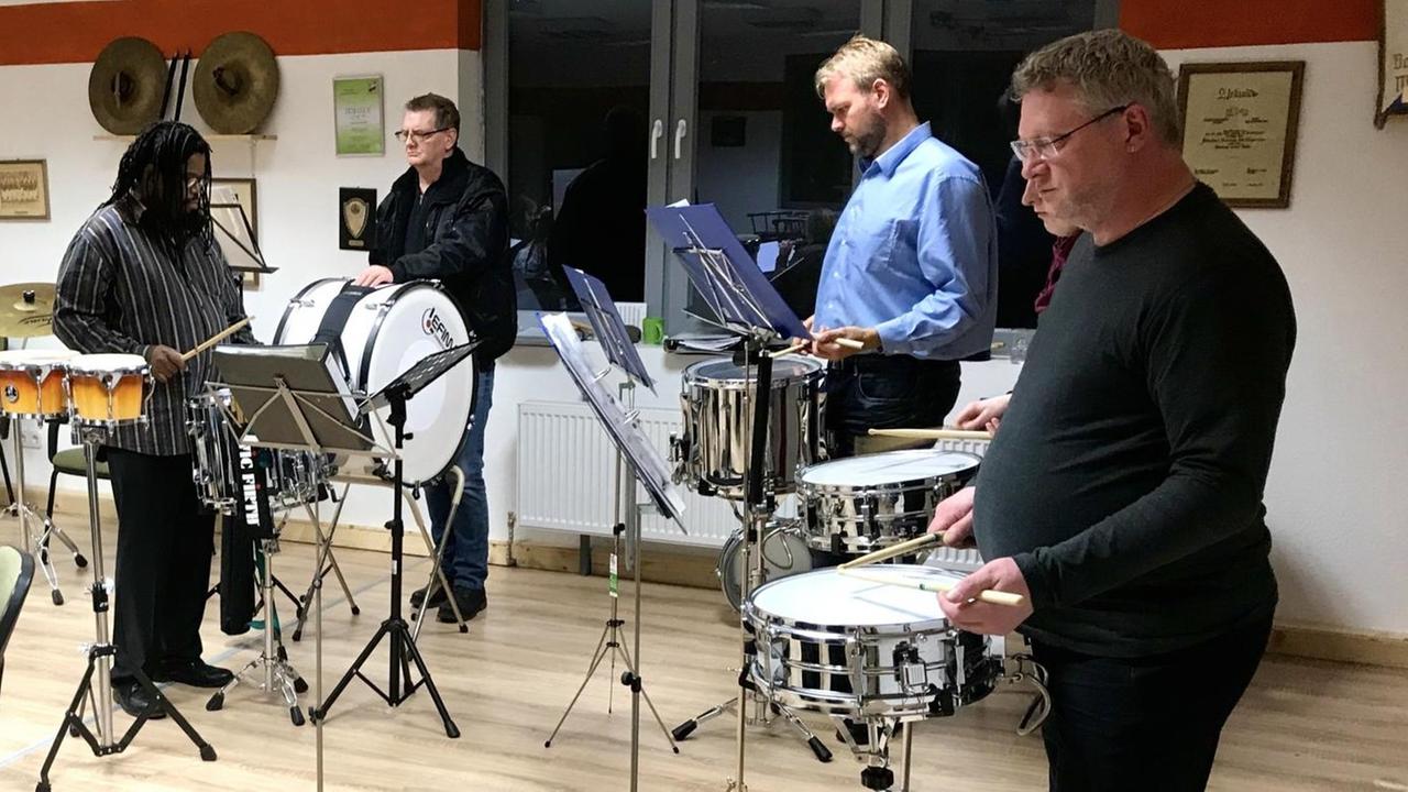 Musiklehrer Potlkako Mokgadi und Mitglieder des Dahler Musikcorps Musiklehrer Potlkako Mokgadi und Mitglieder des Dahler Musikcorps