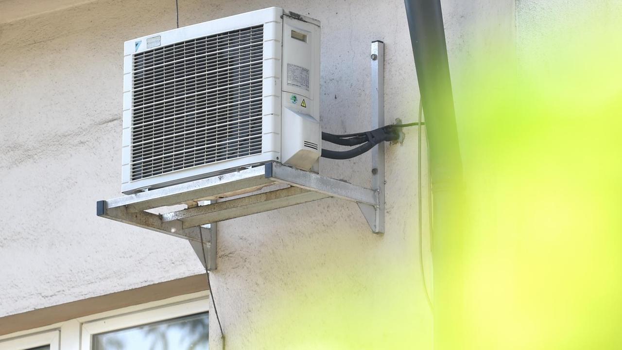 Eine Klimaanlage hängt am 23.08.2017 in Essen (Nordrhein-Westfalen) an der Hauswand eines Mehrfamilienhauses. Eine Klimaanlage hängt am 23.08.2017 in Essen (Nordrhein-Westfalen) an der Hauswand eines Mehrfamilienhauses.