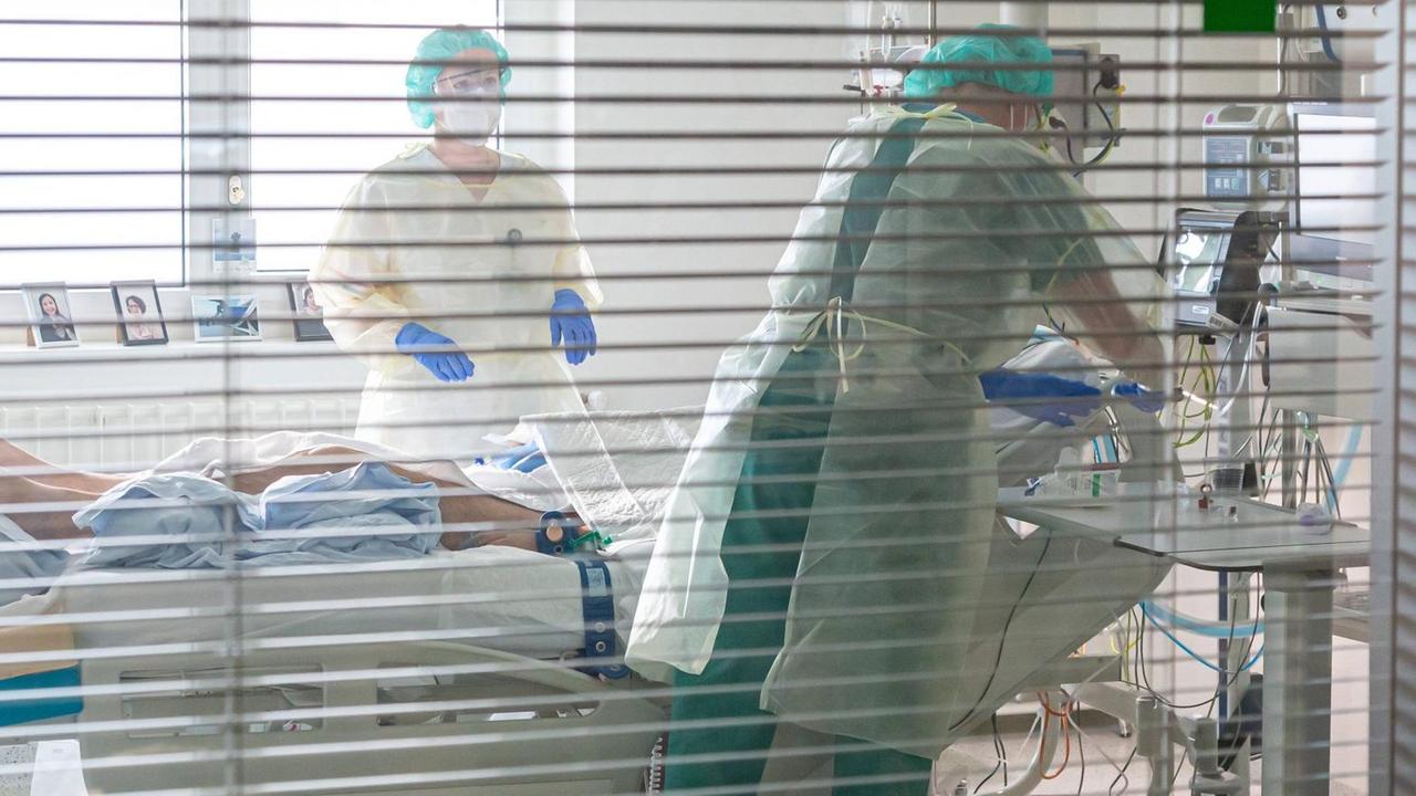 Pflege auf einer Intensivstation von Corona-Patienten. (Symbolbild) Pflege auf einer Intensivstation von Corona-Patienten. (Symbolbild)