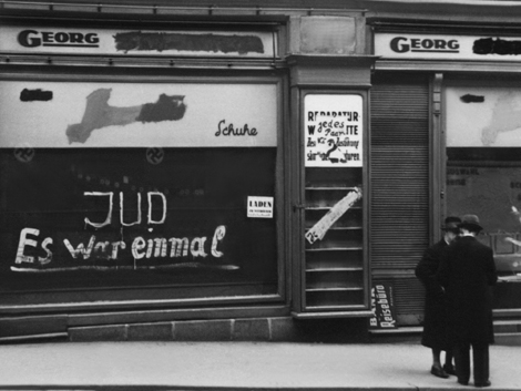 Antisemitische Schmiererei an einem geschlossenen Geschäft während der Nazi-Diktatur