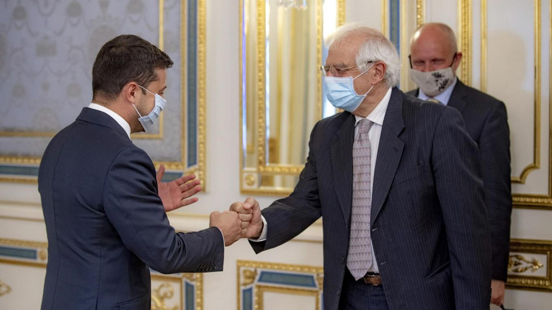 September 22, 2020: Der ukrainische Präsident Volodymyr SelenskyJ (L) begrüßt den Chefdiplomat der Europäischen Union, Josep Borrell, vor den Gesprächen in Kiew. September 22, 2020: Der ukrainische Präsident Volodymyr SelenskyJ (L) begrüßt den Chefdiplomat der Europäischen Union, Josep Borrell, vor den Gesprächen in Kiew.
