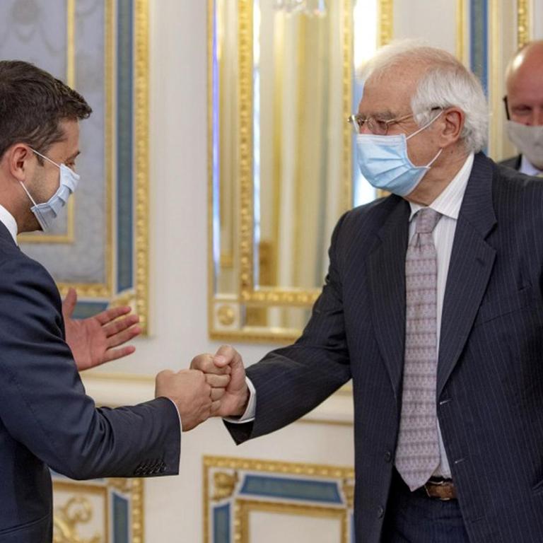  September 22, 2020: Der ukrainische Präsident Volodymyr SelenskyJ (L) begrüßt den Chefdiplomat der Europäischen Union, Josep Borrell, vor den Gesprächen in Kiew.