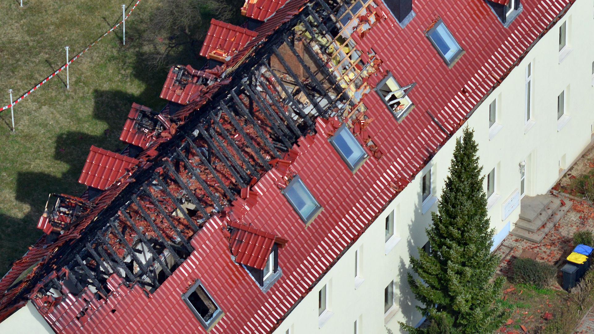 Blick auf den ausgebrannten Dachstuhl der zukünftigen Unterkunft für Asylbewerber in Tröglitz Blick auf den ausgebrannten Dachstuhl der zukünftigen Unterkunft für Asylbewerber in Tröglitz