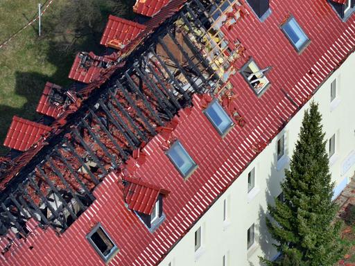 Blick auf den ausgebrannten Dachstuhl der zukünftigen Unterkunft für Asylbewerber in Tröglitz