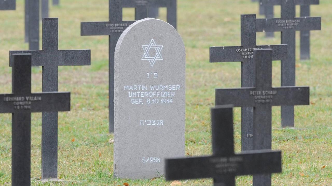 Grabkreuze auf dem Soldatenfriedhof in Cernay im Elsass, darunter ein jüdisches Soldatengrab. in Cernay liegen Gefallene der Kämpfe um den Hartmannsweilerkopf im Ersten Weltkrieg. Mehr als 30.000 Soldaten verloren ihr Leben bei den erbitterten Kämpfen.
