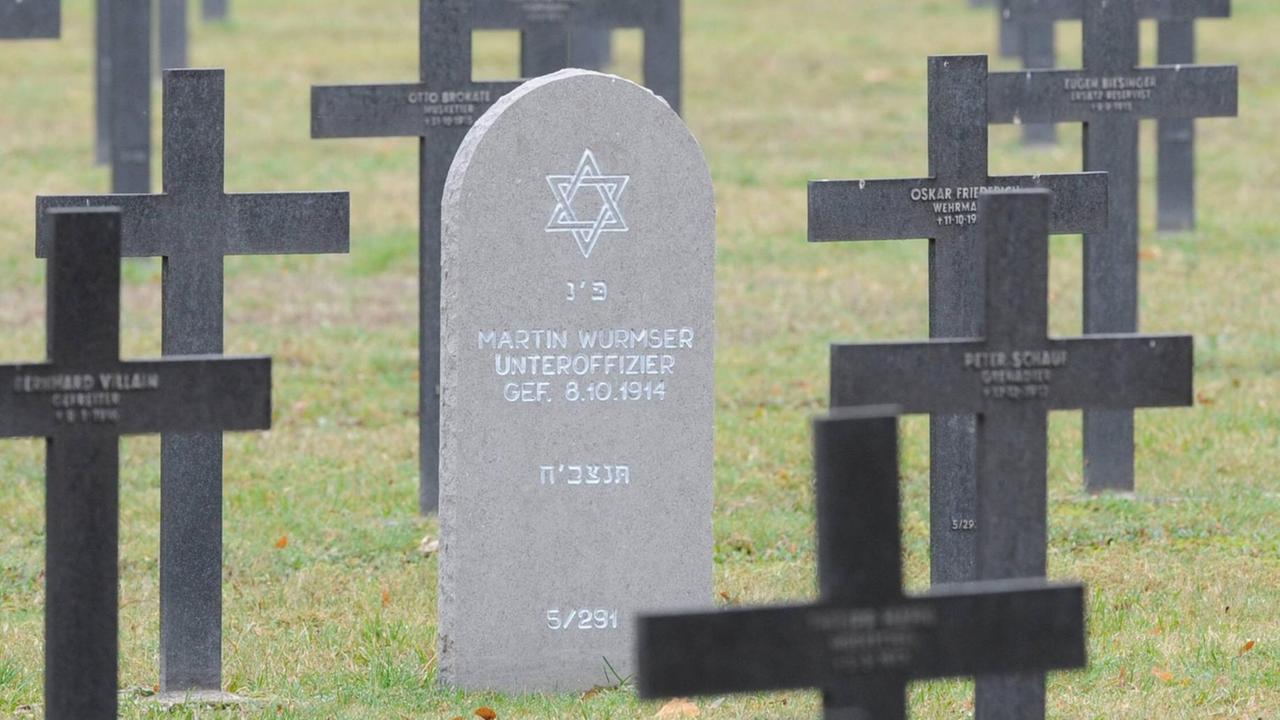 Grabkreuze auf dem Soldatenfriedhof in Cernay im Elsass, darunter ein jüdisches Soldatengrab. in Cernay liegen Gefallene der Kämpfe um den Hartmannsweilerkopf im Ersten Weltkrieg. Mehr als 30.000 Soldaten verloren ihr Leben bei den erbitterten Kämpfen. Grabkreuze auf dem Soldatenfriedhof in Cernay im Elsass, darunter ein jüdisches Soldatengrab. in Cernay liegen Gefallene der Kämpfe um den Hartmannsweilerkopf im Ersten Weltkrieg. Mehr als 30.000 Soldaten verloren ihr Leben bei den erbitterten Kämpfen.