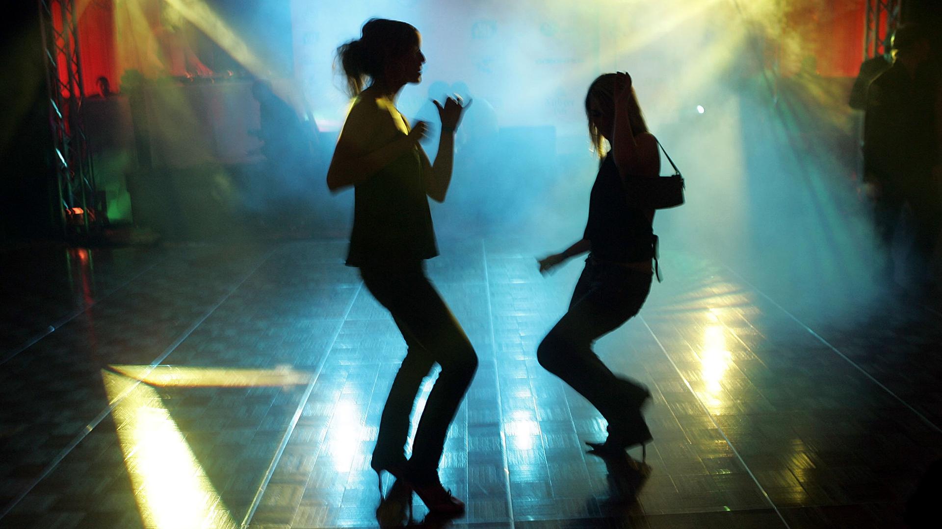 Zwei junge Frauen auf der Tanzfläche