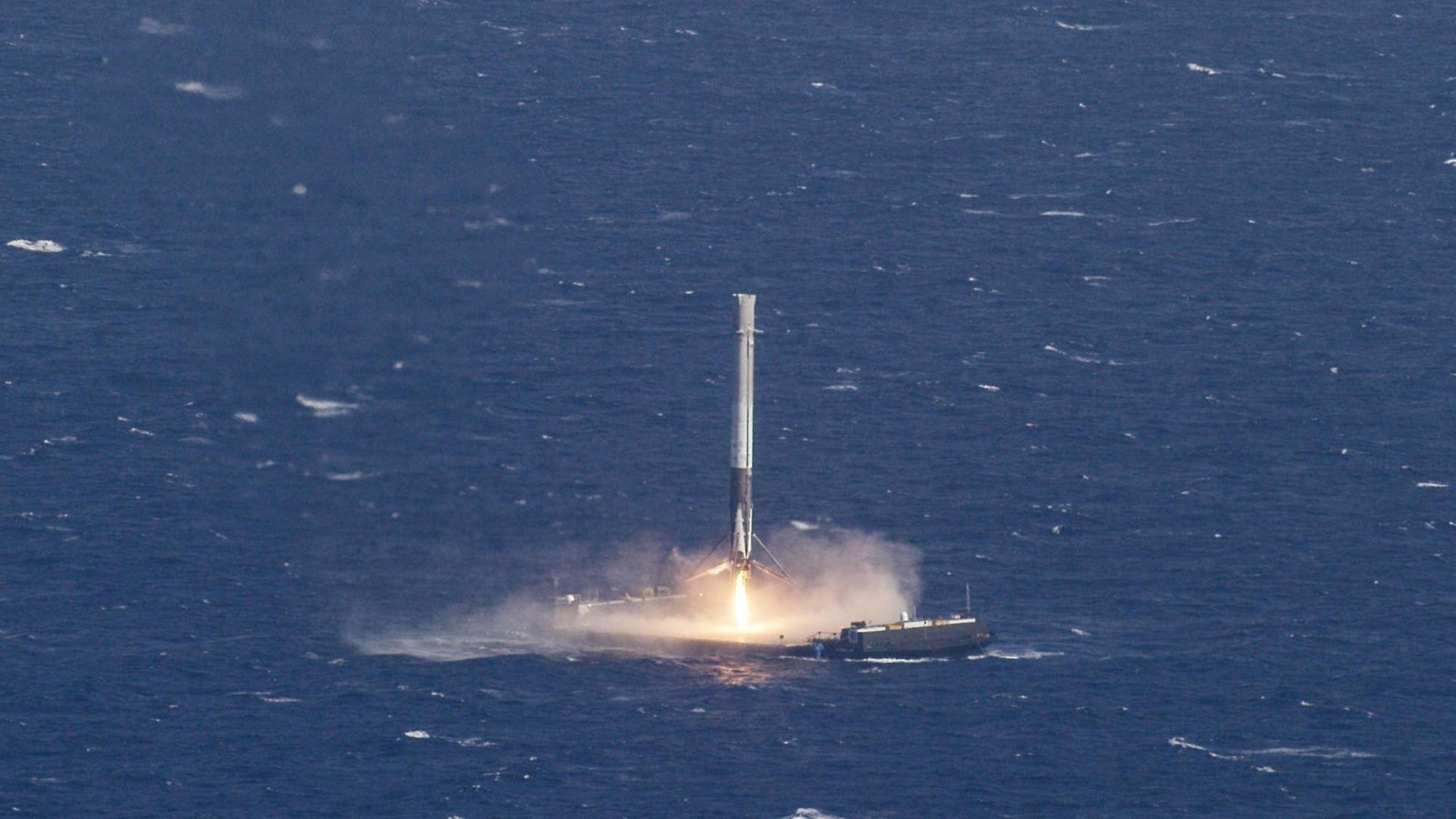 Die "Falcon 9" Rakete der Firma SpaceX landet auf einer Plattform im Ozean. Die "Falcon 9" Rakete der Firma SpaceX landet auf einer Plattform im Ozean.