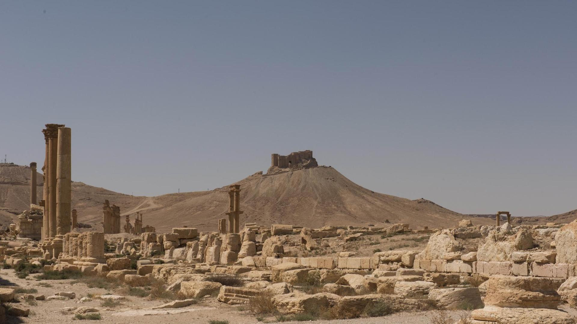 Blick auf die Ruinen von Palmyra, nachdem der IS die antike Stätte zerstört hat. Blick auf die Ruinen von Palmyra, nachdem der IS die antike Stätte zerstört hat.