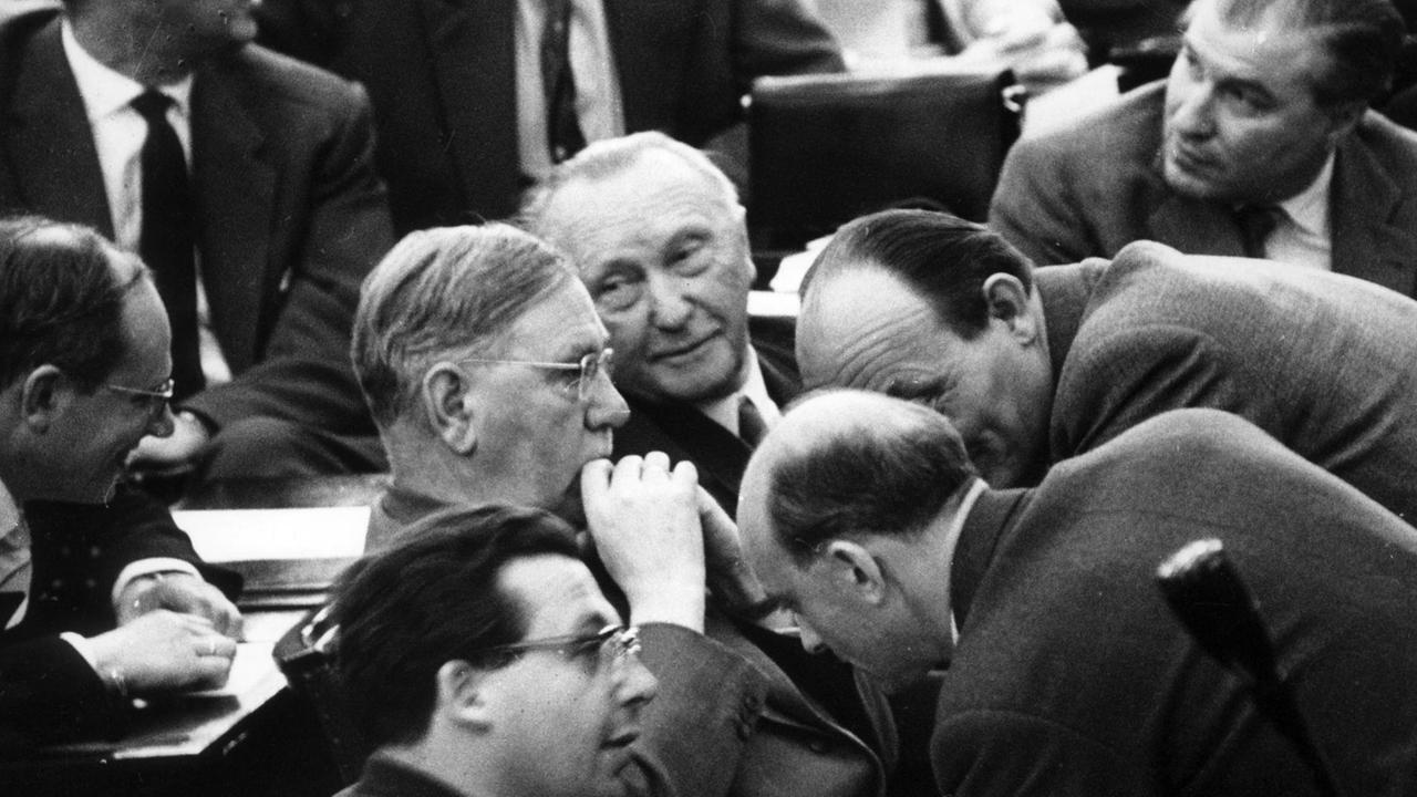 Fraktionsbesprechung von CDU/CSU während der außenpolitischen Debatte im Bundestag in Bonn am 20.03.1958 mit Richard Jäger (l), Will Rasner (Mitte unten), Heinrich Krone (M) und Bundeskanzler Konrad Adenauer (Mitte hinten). Fraktionsbesprechung von CDU/CSU während der außenpolitischen Debatte im Bundestag in Bonn am 20.03.1958 mit Richard Jäger (l), Will Rasner (Mitte unten), Heinrich Krone (M) und Bundeskanzler Konrad Adenauer (Mitte hinten).