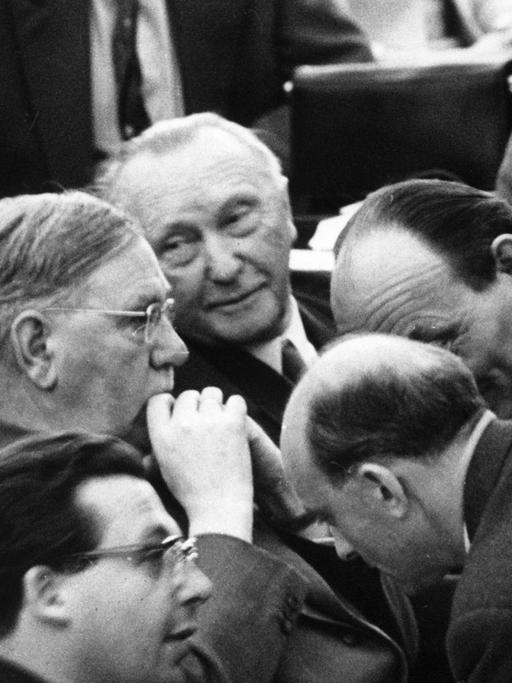 Fraktionsbesprechung von CDU/CSU während der außenpolitischen Debatte im Bundestag in Bonn am 20.03.1958 mit Richard Jäger (l), Will Rasner (Mitte unten), Heinrich Krone (M) und Bundeskanzler Konrad Adenauer (Mitte hinten).